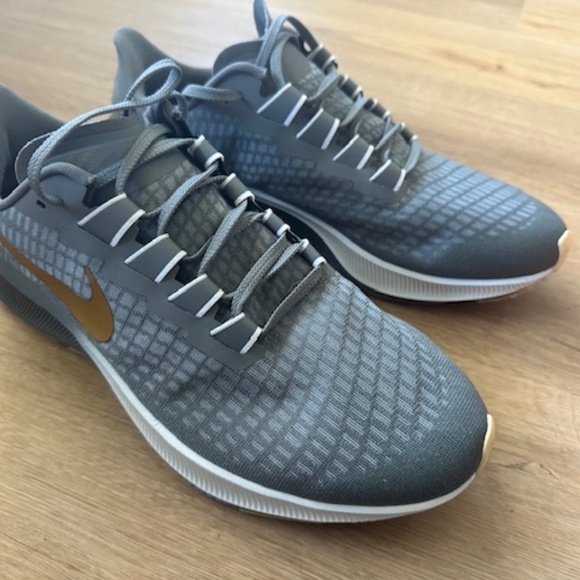 Nike Men\'s Air Pegasus Zoom 37 Running Shoes- Size 11- Grey with Gold Swoosh main image 4